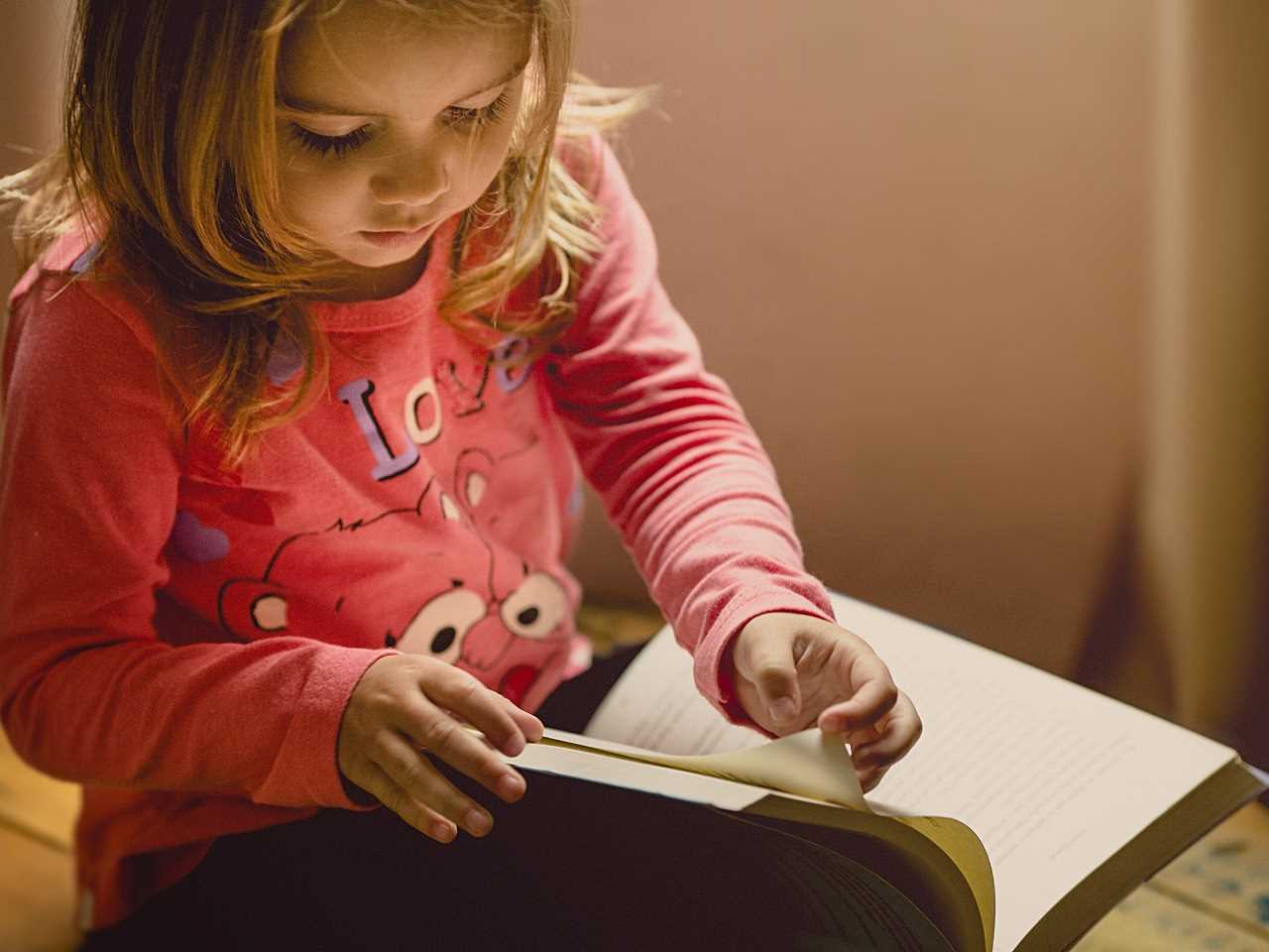 Enfant qui lit un livre